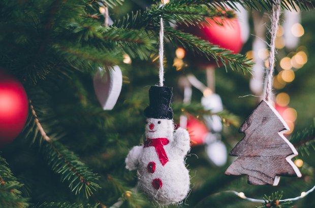 Christbaumbehang