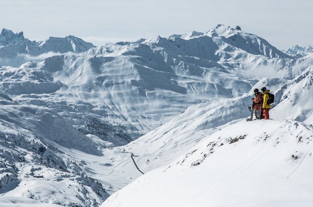 Zwei Snowboarder im Schnee.