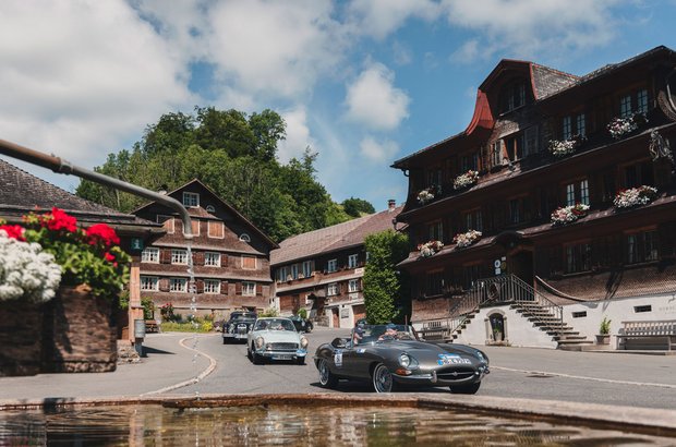 Arlberg Classic Car Rally Oldtimer Autos im Dorf