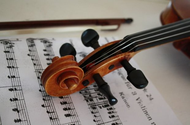 Klassik Festival in Lech am Arlberg Noten und eine Violine