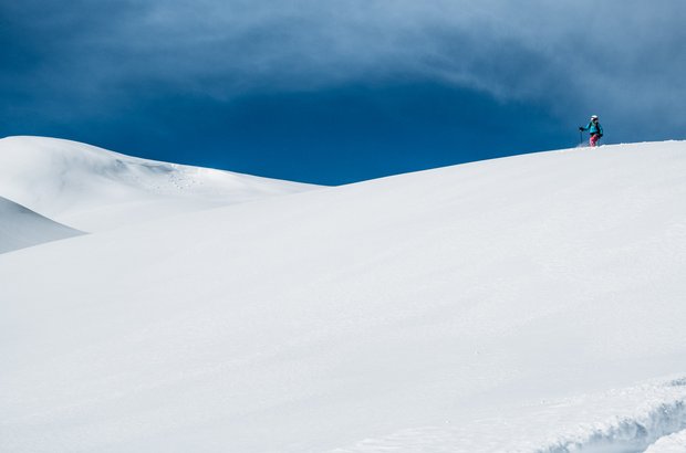 Winter in Lech Frau steht auf einem weißen Hügel.