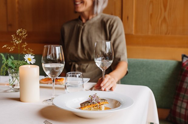 Frau im Restaurant am Tisch