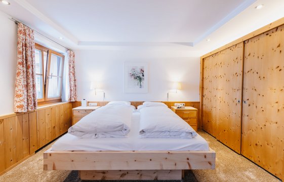 Doppelzimmer Bett mittig Das Doppelzimmer mit Bett in der Mitte