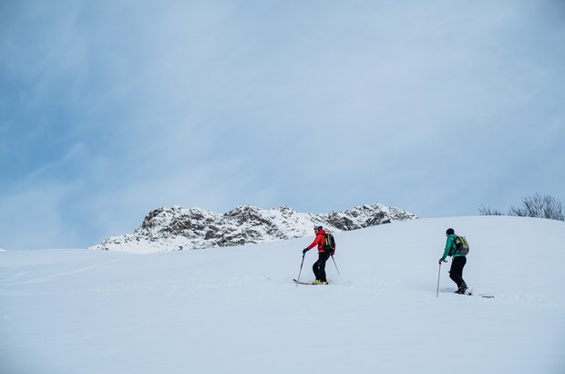 Skitour in Lech Zwei Männer sind bei einer Skitour unterwegs.