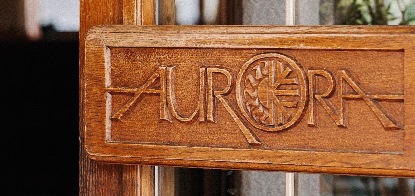 Aurora Schriftzug in Holz