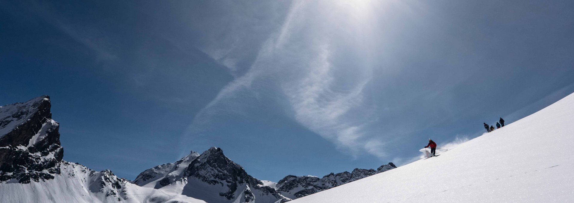 Skiabfahrt bei Wintersonne