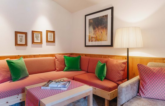 Couchecke Juniorsuite Couchecke mit roten und grünen Polstern in der Junior Suite