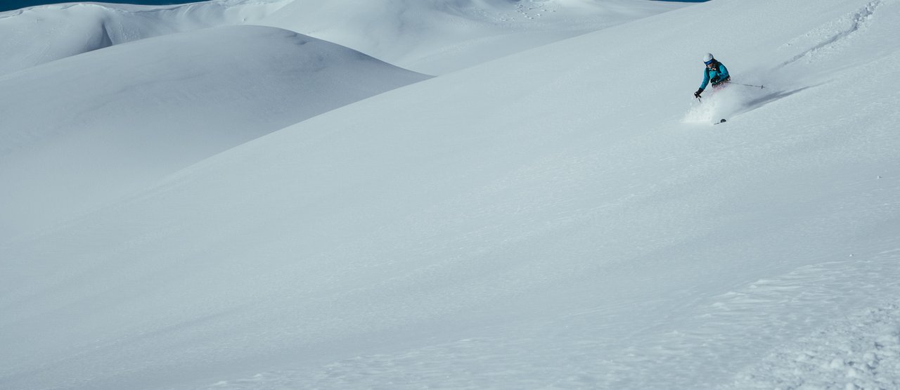 Lech Abfahrt im Tiefschnee Frau fährt im Tiefschnee