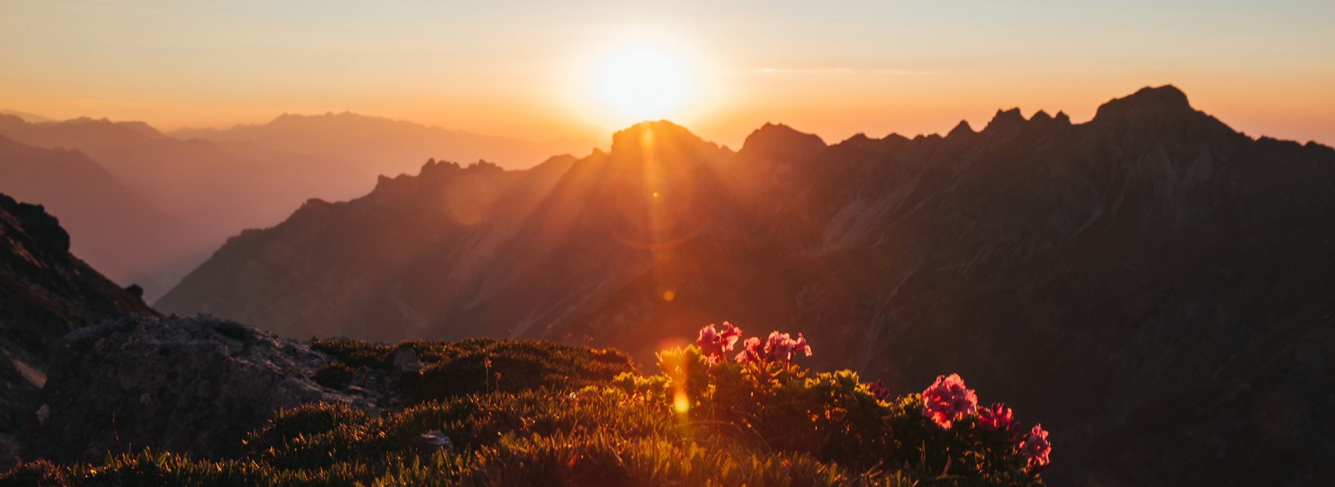 Bergpanorama bei Sonnenaufgang