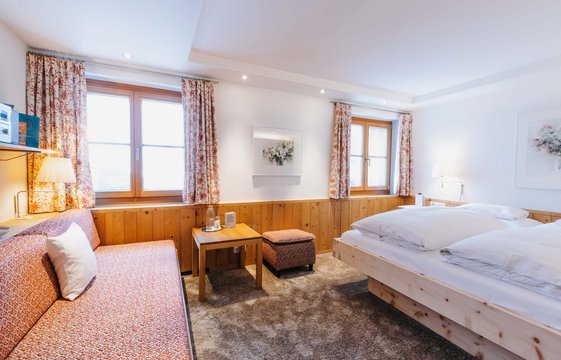 Doppelzimmer mit Couch- und Bettansicht Doppelzimmer mit Couchansicht und Bettansicht