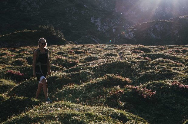 Wandern in Lech Frau wandert über Almwiese