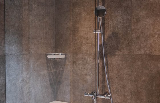 Badewanne mit Duschmöglichkeit