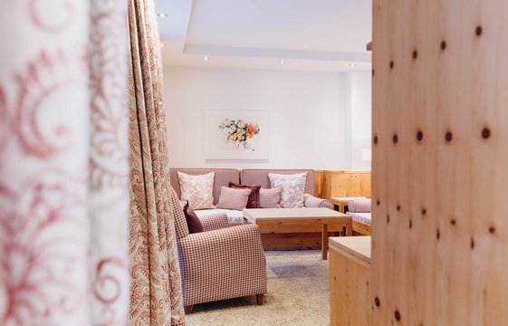 Ausschnitt aus Wohnbereich der Junior Suite mit Balkon Ein Ausschnitt aus dem Wohnbereich der Junior Suite mit Balkon