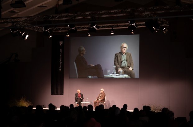 Philosophicum Lech Zürs 2023 Redner vor Publikum beim Philosophicum 2023