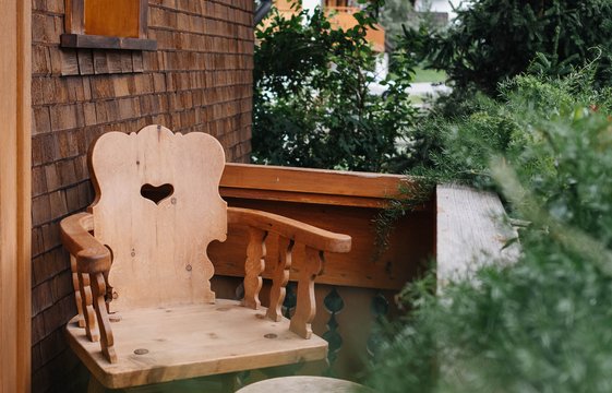 Holzstuhl auf einem Balkon.