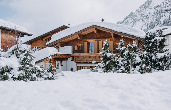 Außenansicht Hotel Aurora Lech im Winter