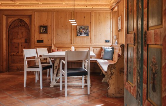 Urige Stube mit viel Holz