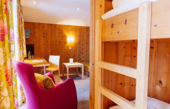 Stockbett und Sessel in der Junior Suite mit Balkon Das Stockbett und dahinter ein Sessel in der Junior Suite mit Balkon