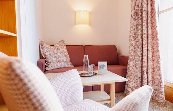 Couch im Komfortdoppelzimmer mit Balkon Die Couch im Komfortdoppelzimmer mit Balkon