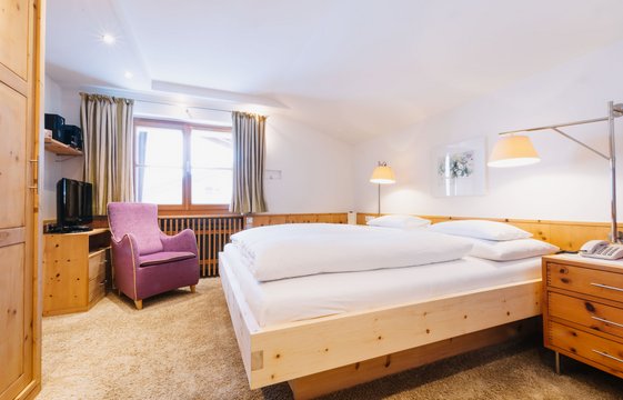 Doppelzimmer Fenster- und Stuhlansicht Doppelzimmer mit Fenster und Stuhl im Hintergrund