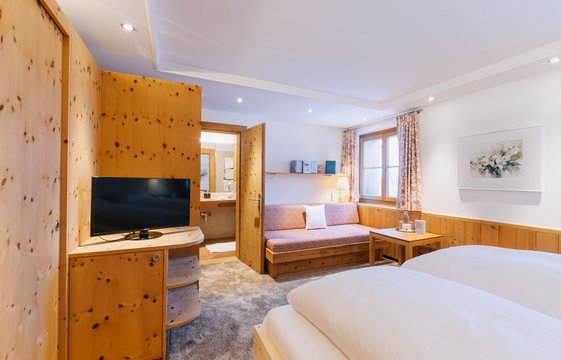 Doppelzimmer mit Ansicht Fernseher links Das Doppelzimmer mit Fernseher links und Bett im Vordergrund