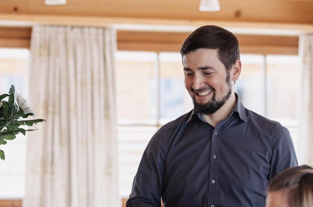 bisland-service Mann beim Aufnehmen der Frühstücksbestellung im Hotel Aurora.