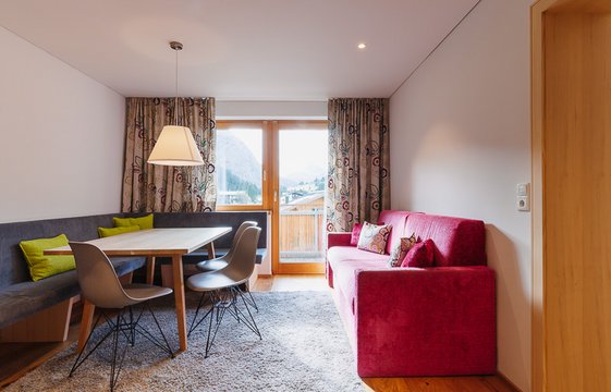 Tisch mit Stühlen und Sofa