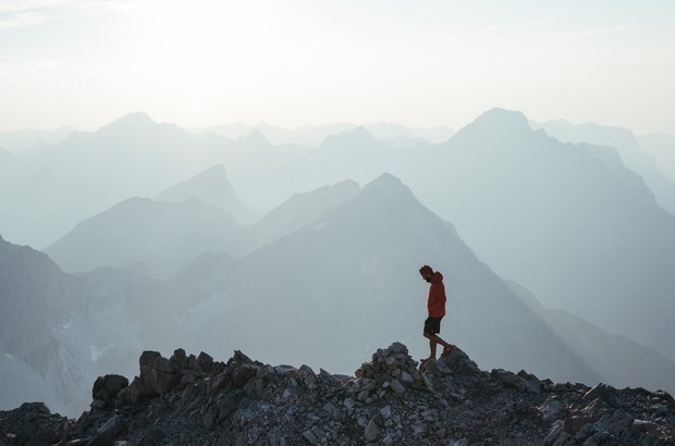 Wanderer vor Gipfelpanorama
