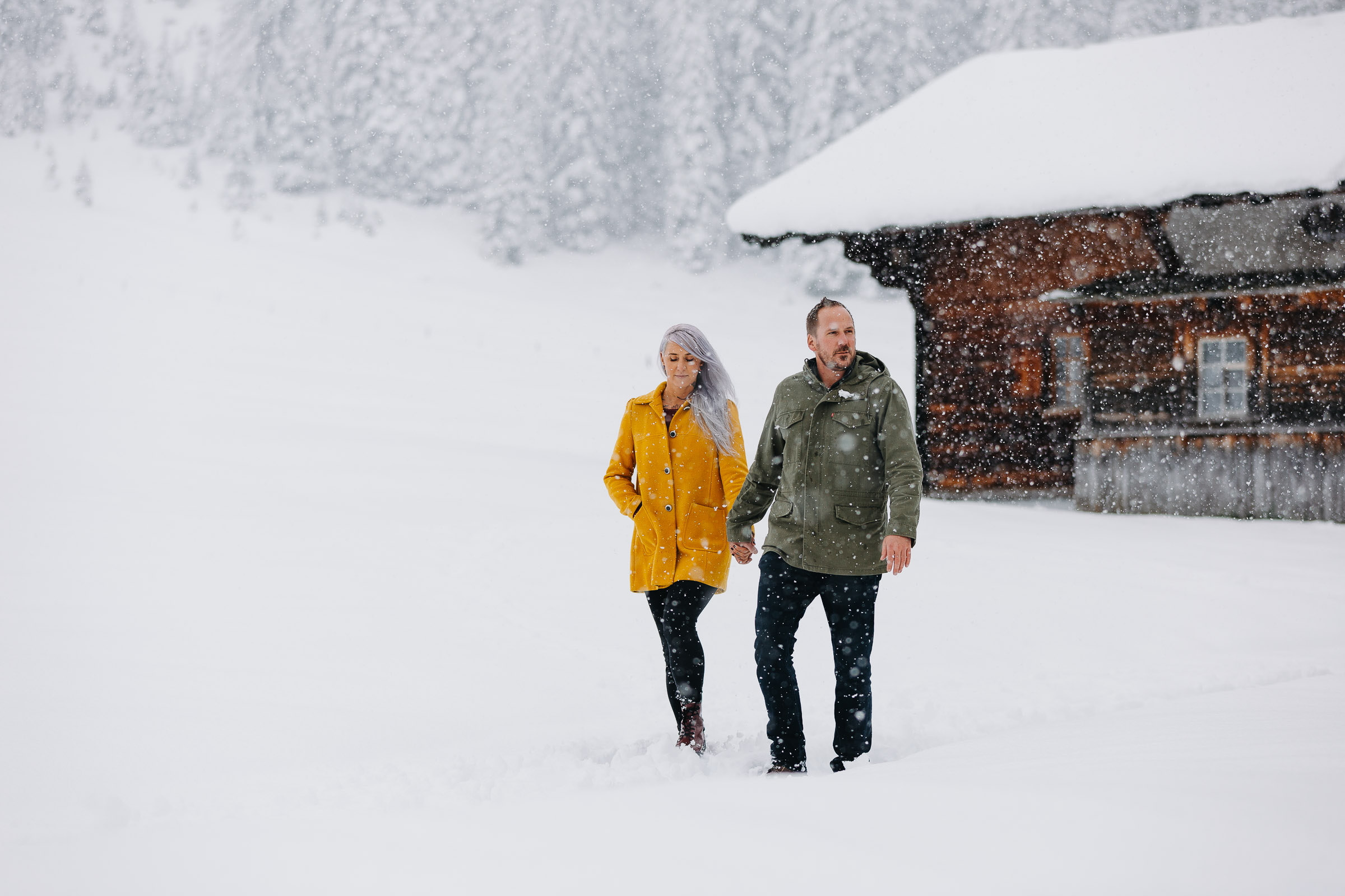 Winterspaziergang in Lech Paar macht Winterspaziergang durch die Natur