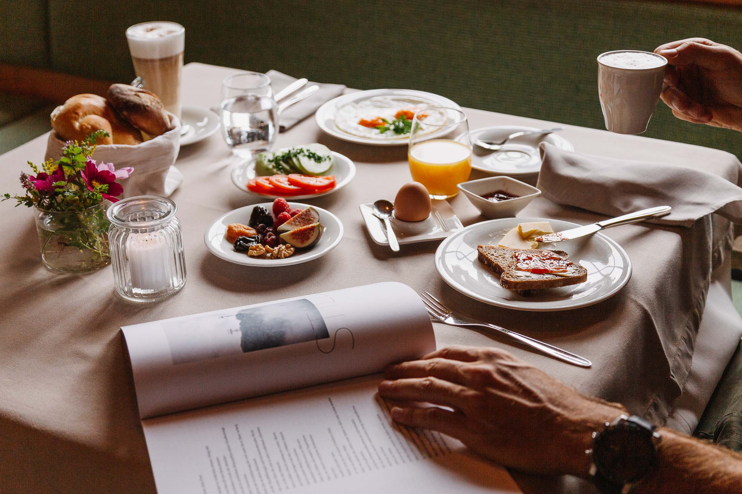 Aurora Frühstückstisch Frühstückstisch gedeckt mit frischem Obst, Brot, gekochtes Ei, Kaffee und frisch gepresstem Orangensaft.