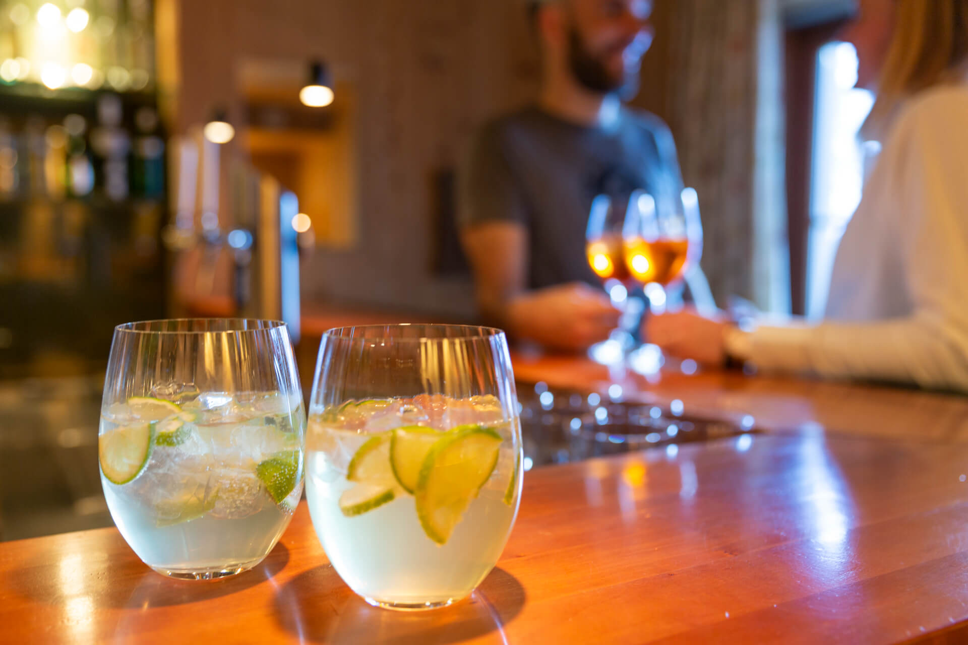 Aurora Bar Zwei Drinks stehen an der Bartheke.