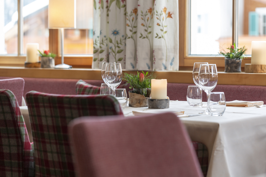 Aurora Restaurant Tisch im Restaurant gedeckt mit Weingläser, Blumen und Kerzen.