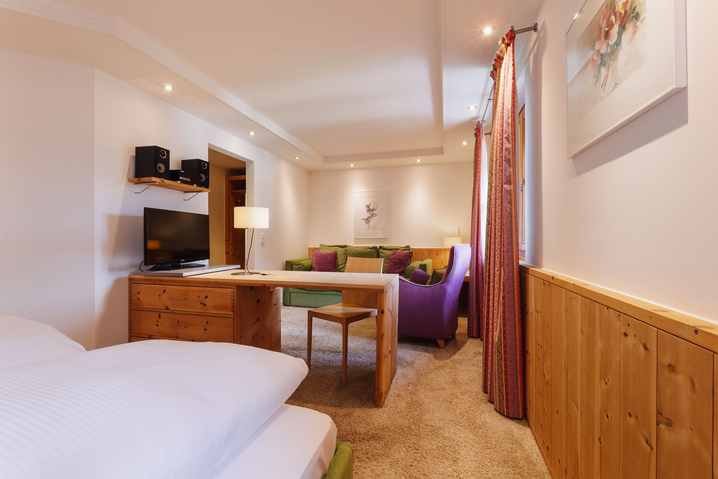 Komfortdoppelzimmer-Ansicht Bett im Vordergrund Eine Komfortdoppelzimmer-Ansicht mit Bett im Vordergrund