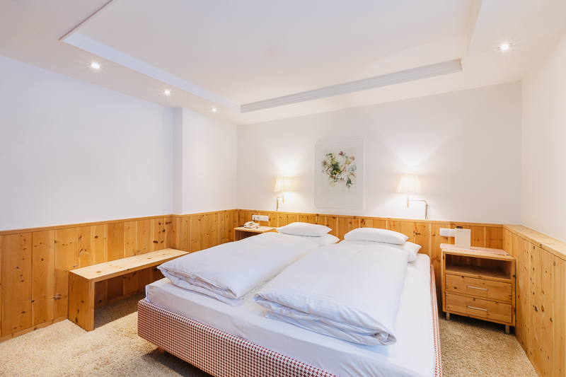 Hotelzimmer mit Doppelbett