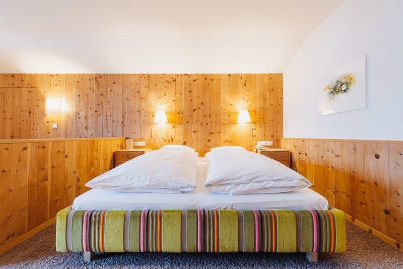 Hotelzimmer mit Doppelbett