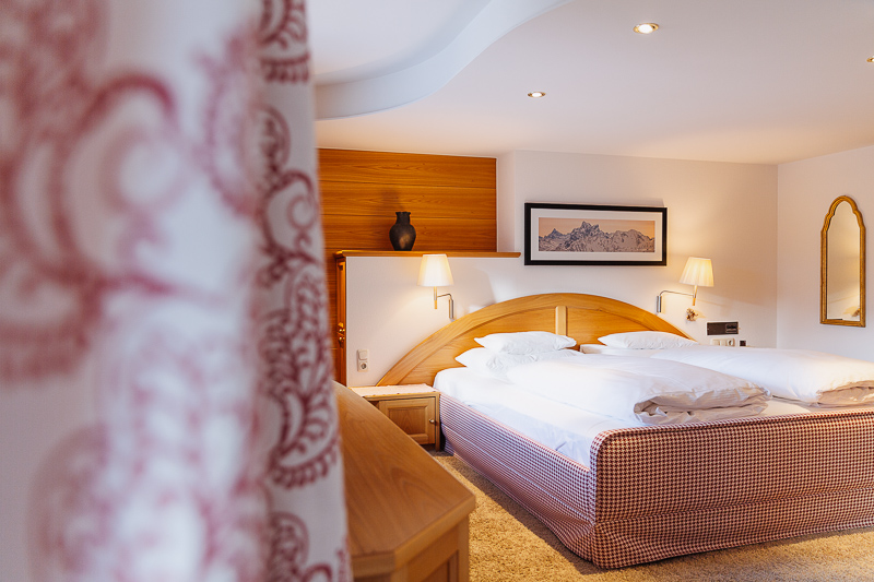 Hotelzimmer mit Doppelbett