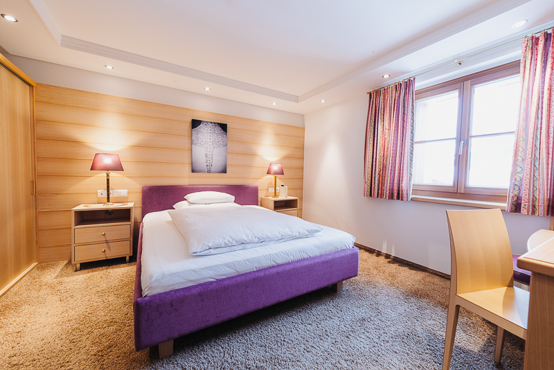 Hotelzimmer mit großem Einzelbett