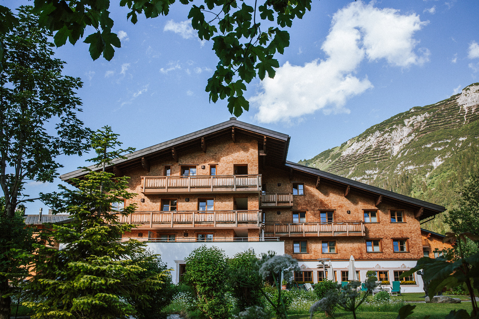 Außenansicht Hotel Aurora im Sommer