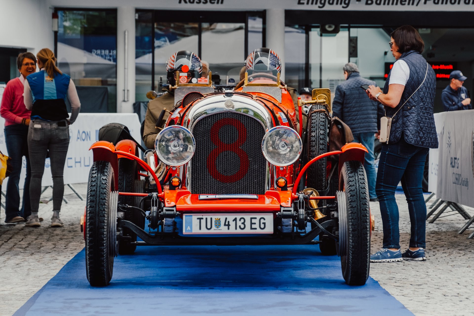 Arlberg Classic Car Rally 2023 Rotes Oldtimerauto mit Personen
