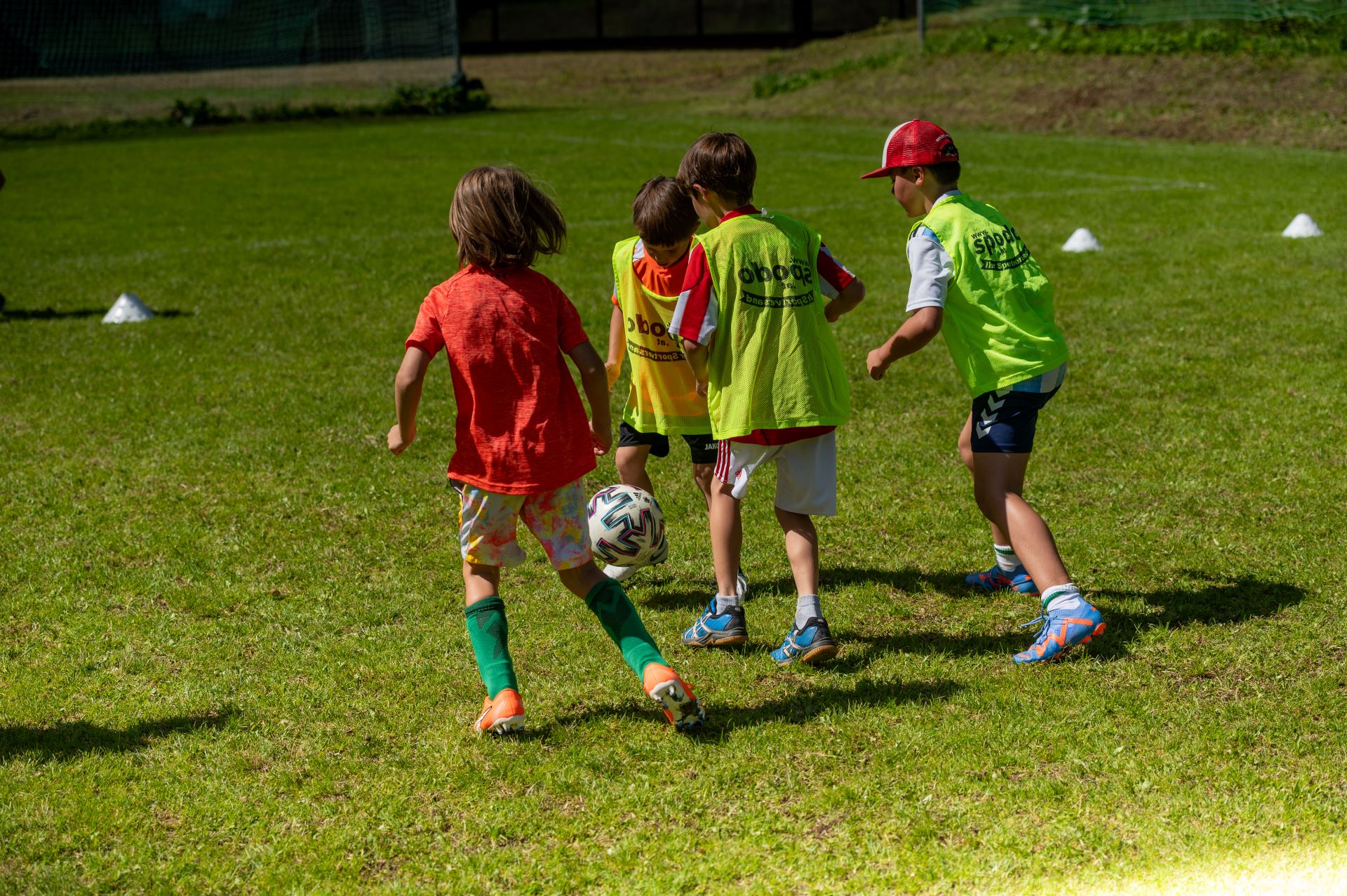 Fußballcamp 2023 Kinder beim Fußballspielen in Lech