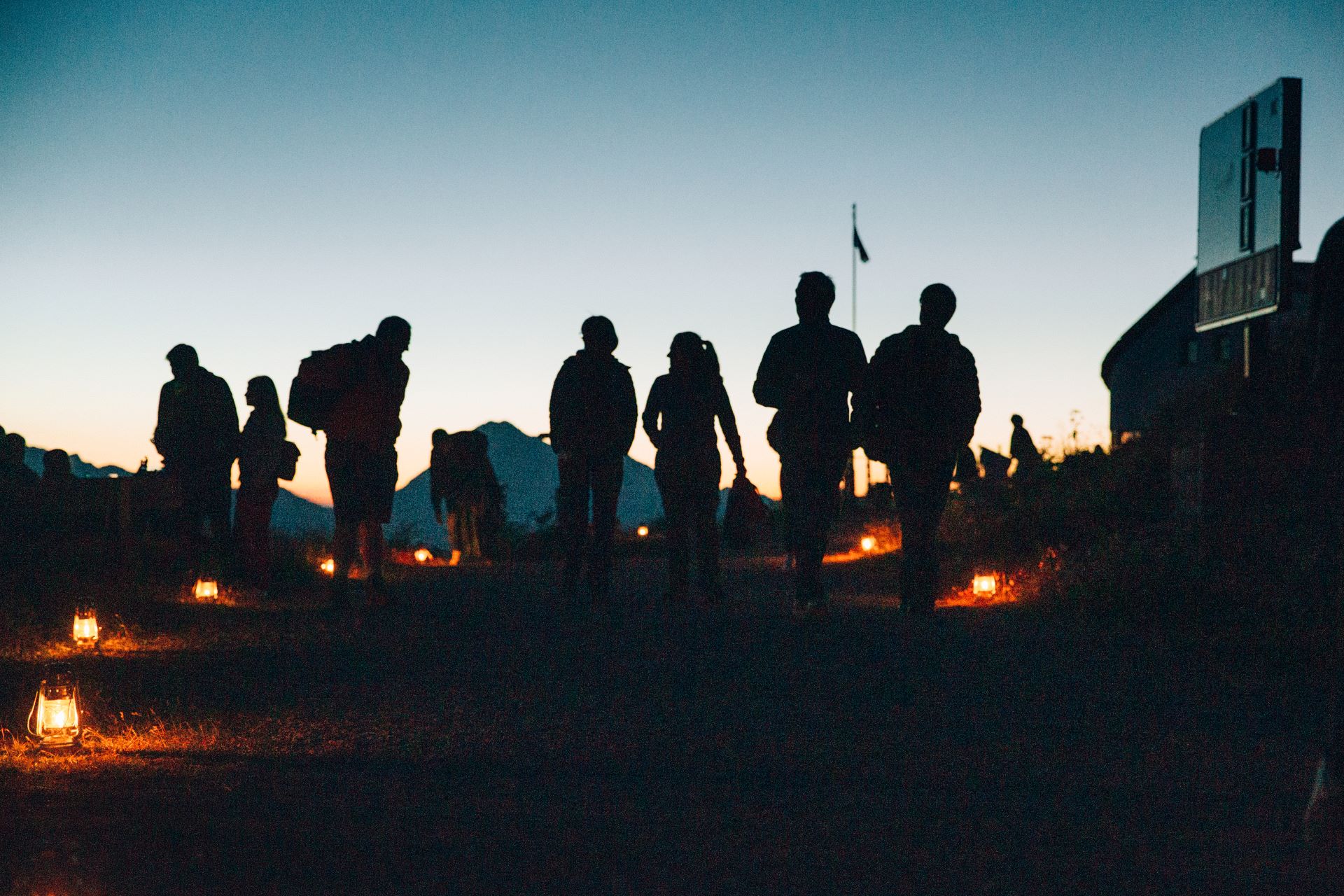 Laurentiusnacht 2023 Abendstimmung am Arlberg bei der Laurentiusnacht mit Personen