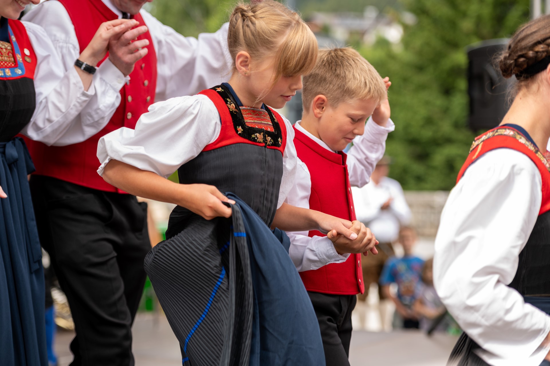 Musikantentag Lech 2023 Kinder in Tracht beim Auftritt